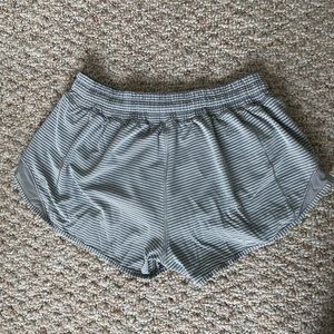 NWOT Size 6 Lululemon Hotty Hot Shorts 2.5”